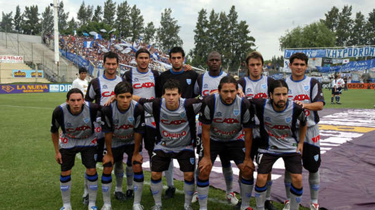 El equipo del Tomba que se consagró campeón del Torneo Apertura en el 2005.