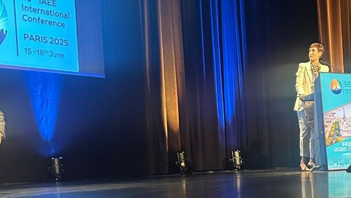 Jimena Latorre durante su exposición en París.
