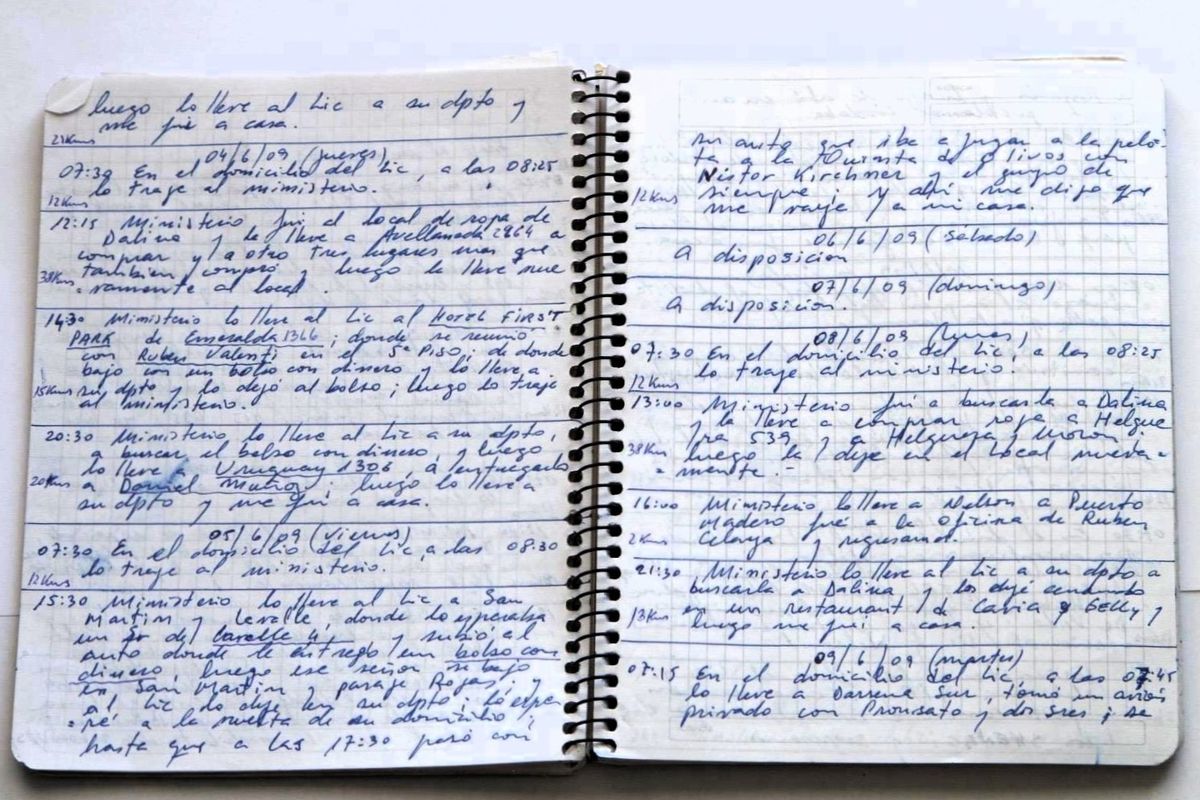 Uno de los cuadernos escritos a mano por el chofer oficial Oscar Centeno y que implican a políticos y empresarios en el cobro y pago de coimas entre 2009 y 2011.