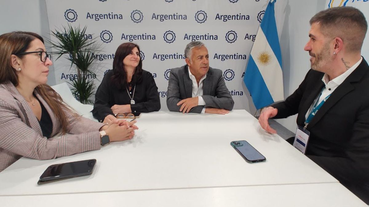 En la punta de la mesa, la presidenta del Emetur, Gabriela Testa, y Alfredo Cornejo, junto a referentes de Ávoris en Madrid.