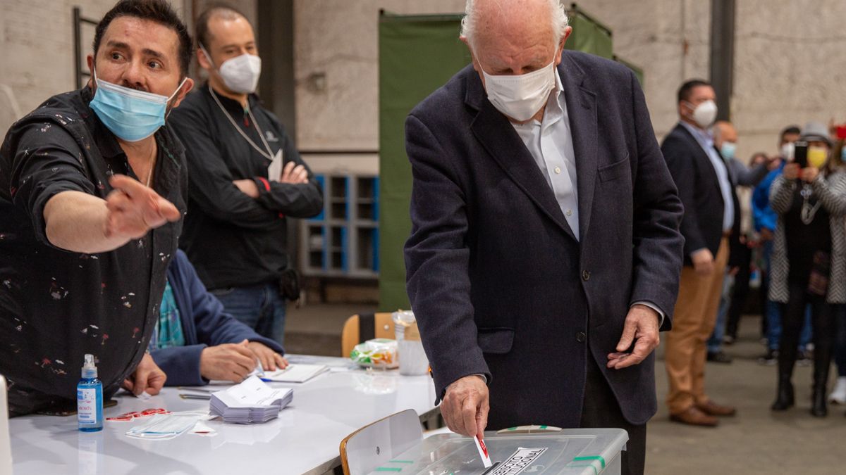Ricardo Lagos votó y se mostró preocupado por la polarización en Chile.