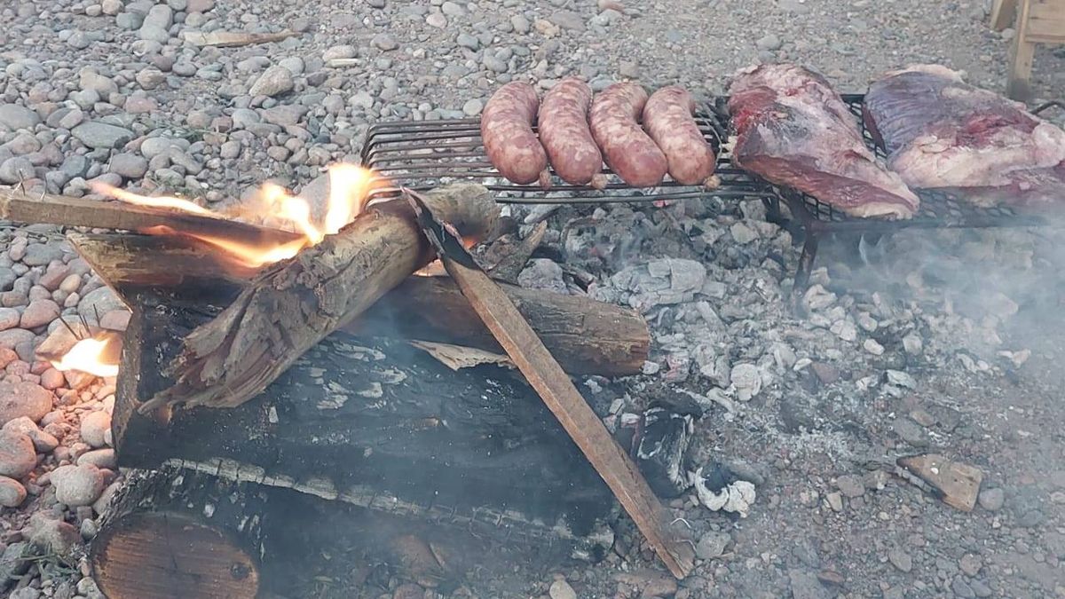 El asado infaltable entre compañeros. El asado infaltable entre compañeros.