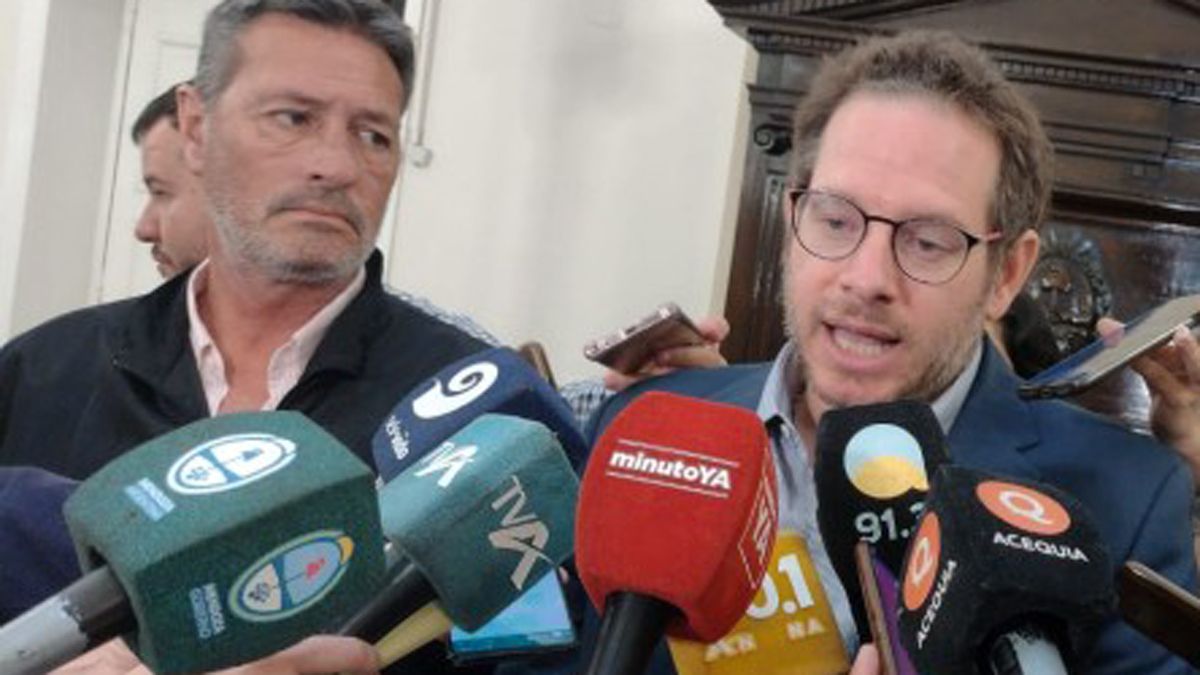 Alejandro Bermejjo y Lucas Ilardo fueron dos de los legisladores peronistas que salieron a hablar con la prensa tras la presentación del presupuesto 2023