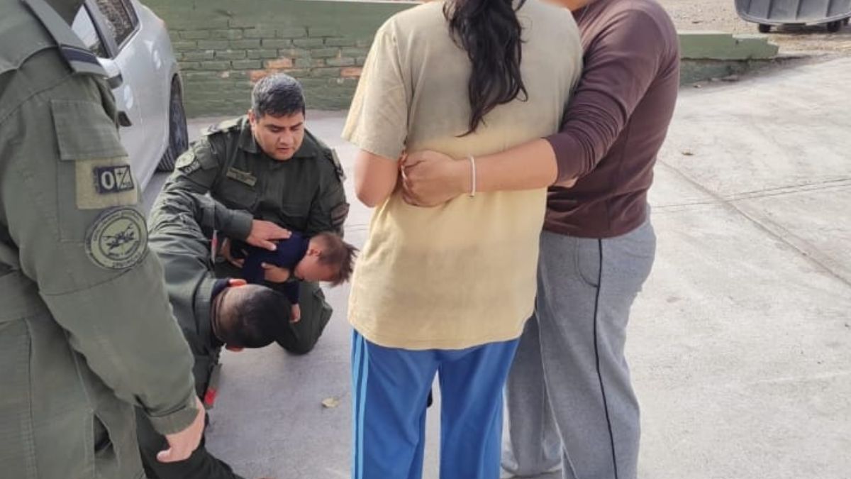 Gendarmes le practicaron la maniobra de Heimlich para salvar al niño que se ahogaba.