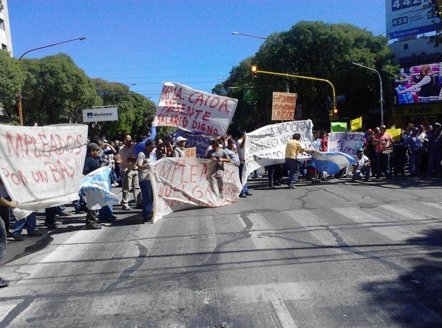 El kilómetro cero cortado casi toda la mañana por dos protestas