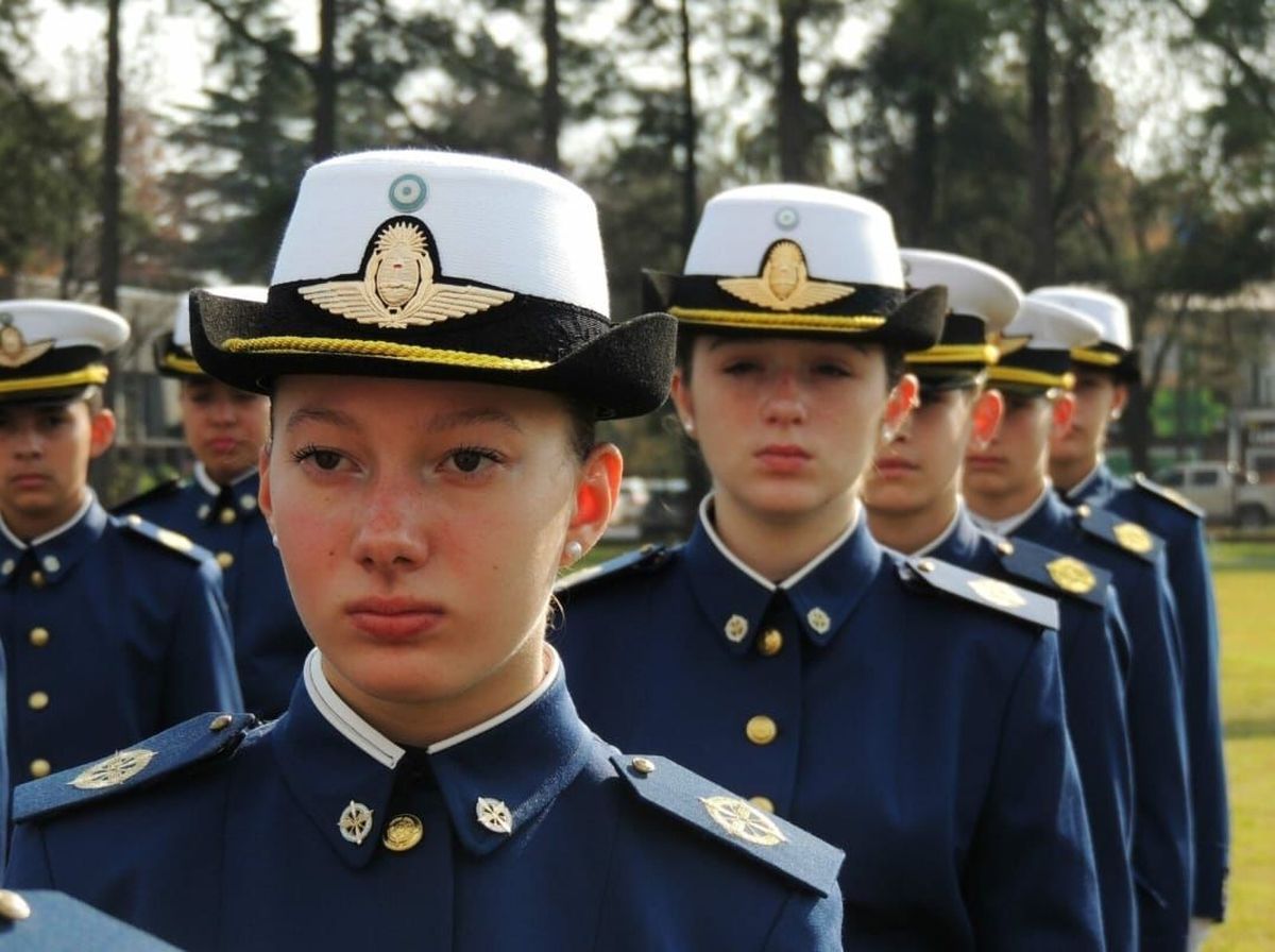Los estudiantes de los colegios militares terminan el Secundario con el grado de subteniente de reserva. Con estos cambios saldrán con las orientaciones de piloto de drone y ciberdefensa. Los estudiantes de los colegios militares terminan el Secundario con el grado de subteniente de reserva. Con estos cambios saldrán con las orientaciones de piloto de drone y ciberdefensa.