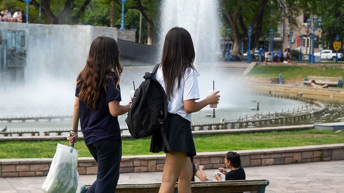 Las fuentes de agua y los espacios al aire libre son los elegidos para disfrutar del calor en Mendoza.