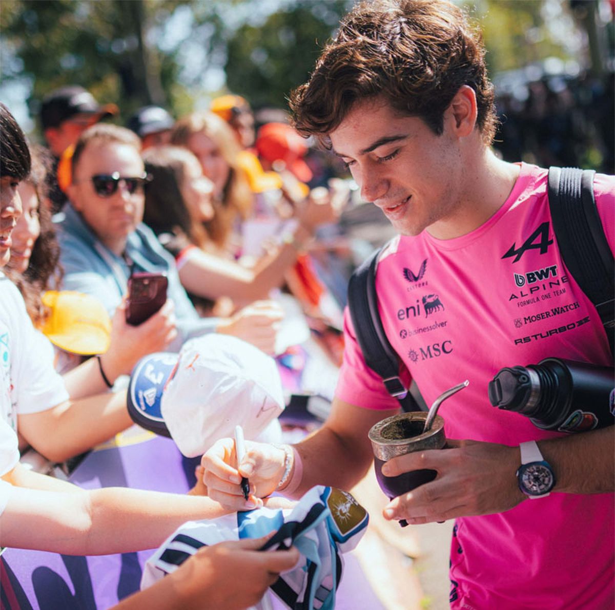 Colapinto firma aut&oacute;grafos mientras toma mates.