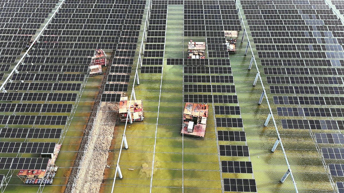 Técnicos instalan paneles solares en una salina de Lianyungang, provincia de Jiangsu. GENG YUHE / PARA CHINA DAILY