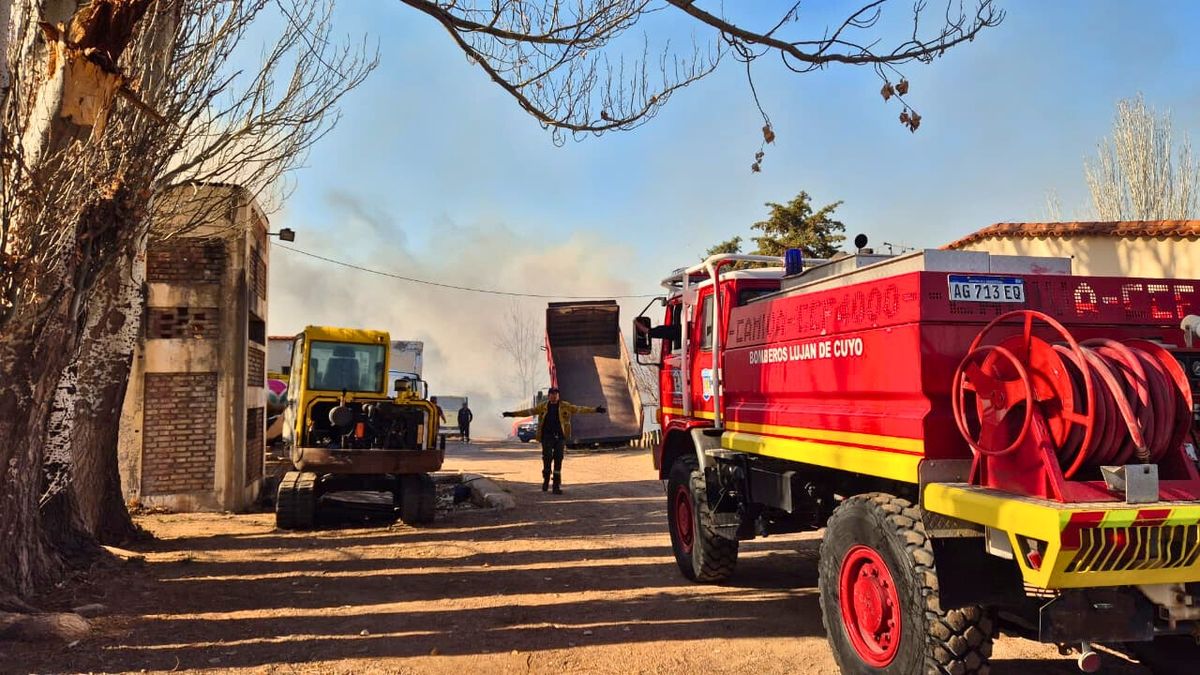 Los Bomberos de Luján de Cuyo en una de las propiedades lindantes al incendio. Los Bomberos de Luján de Cuyo en una de las propiedades lindantes al incendio.