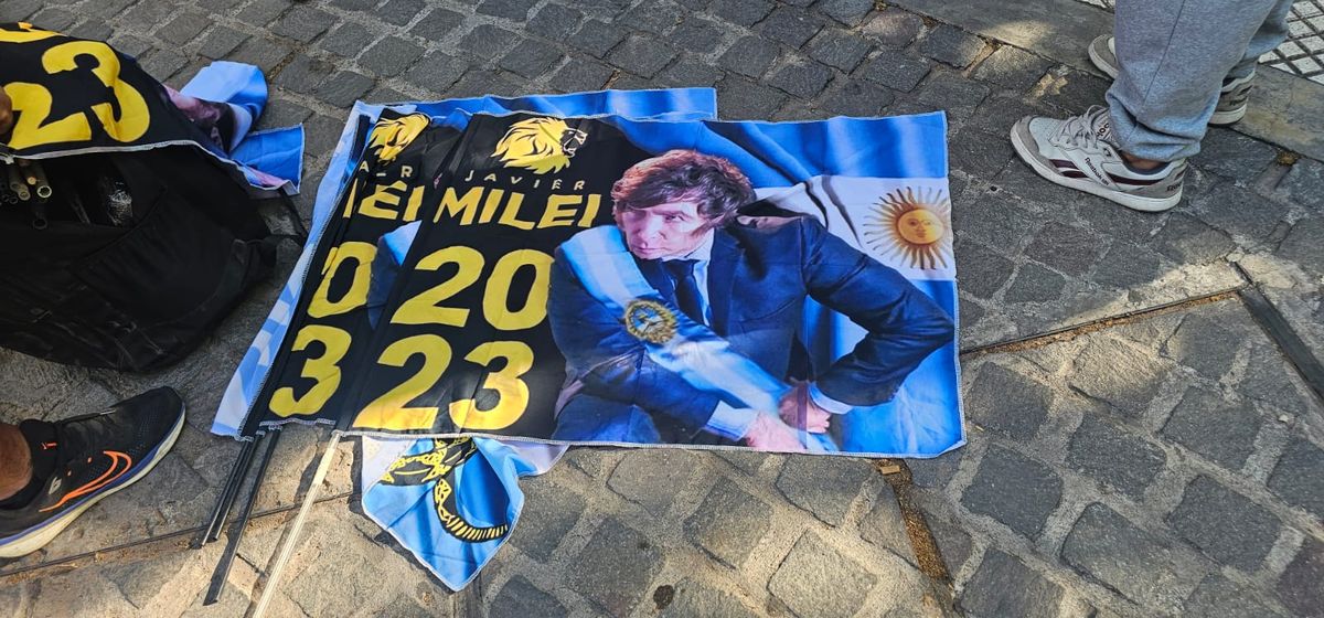 Merchandising. Banderas con el rostro de Milei y la inscripción 2030. Merchandising. Banderas con el rostro de Milei y la inscripción 2030.
