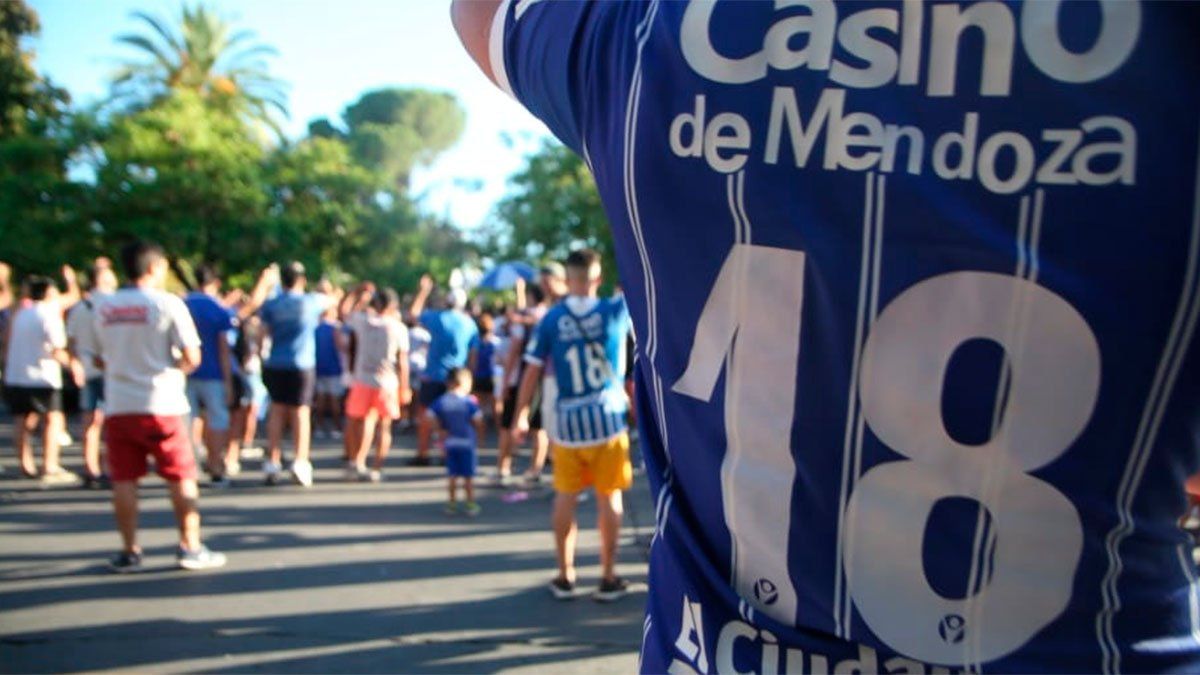 Los hinchas de Godoy Cruz eligieron despedir al Morro García con cánticos, banderas y aplausos.
