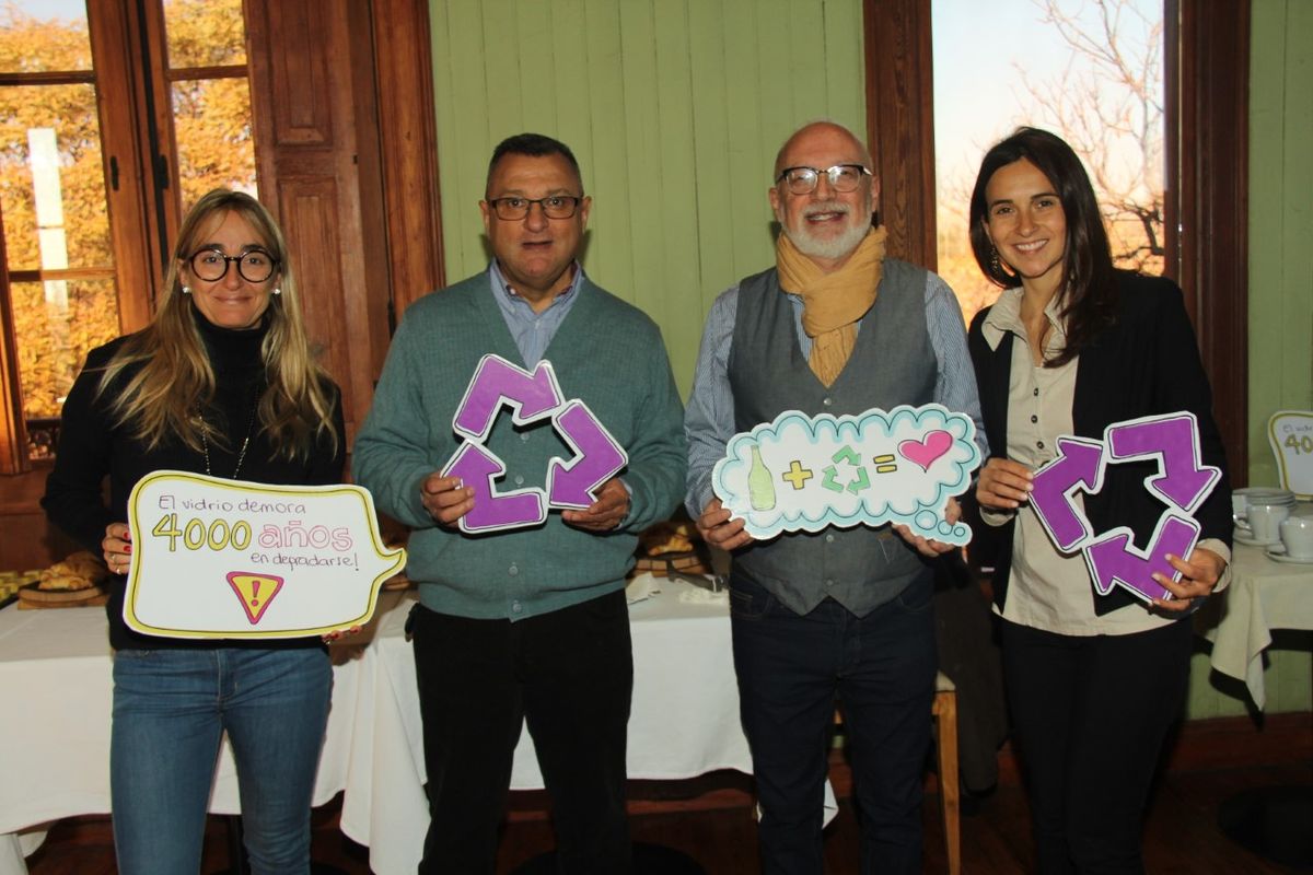 Ana Puelles, Walter Formica (director de Verallia Argentina), Ricardo Zuppa (gerente de Fundación Notti) y Alejandra Merin, a cargo del programa de Sustentabilidad de Verallia.