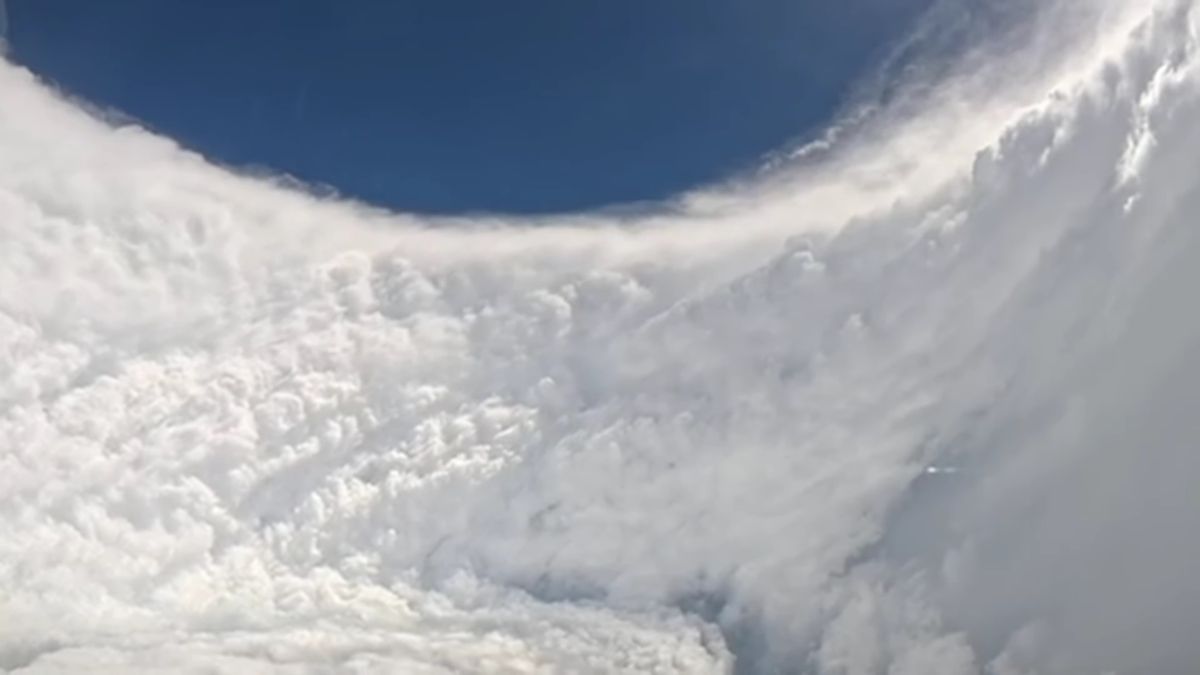 La impresionante vista desde dentro del ojo del huracán Melissa.