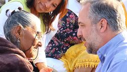 Julia Quispe, de 107 años, recibe el saludo del intendente Matías Stevanato.