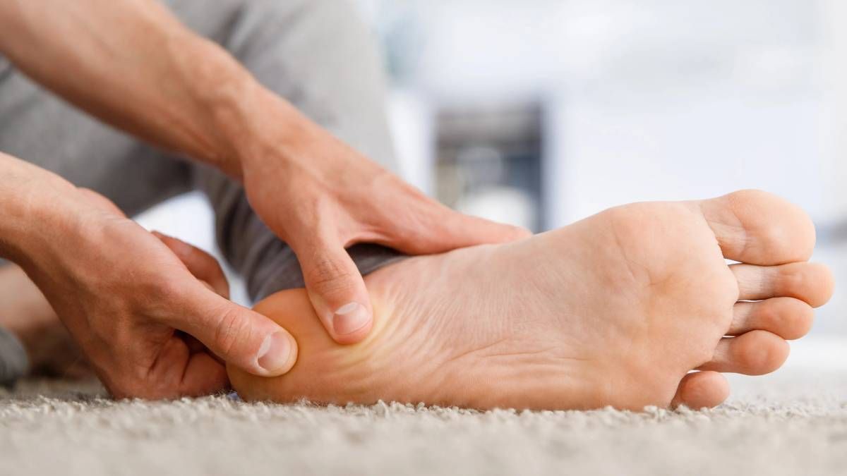 Mantén la calma al saber qué significa que se te hinchen los pies.