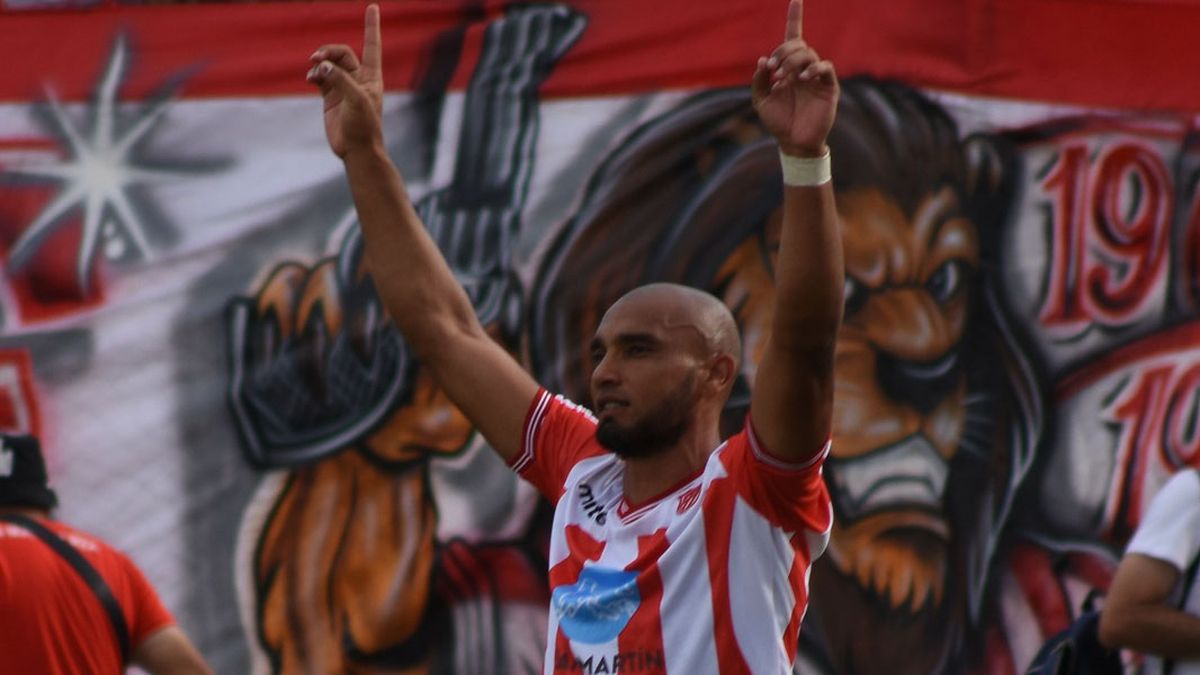 Cristian Campozano le dedica el gol a los hinchas chacareros.