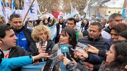 Claudia Iturbe y Carina Sedano hablan con la prensa. El gremio de los bancarios acompañó la movilización en la jornada de paro. Allí está su secretario general, Sergio Giménez.