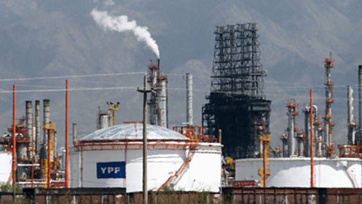 La refinería de YPF ubicada en Luján de Cuyo. La refinería de YPF ubicada en Luján de Cuyo.
