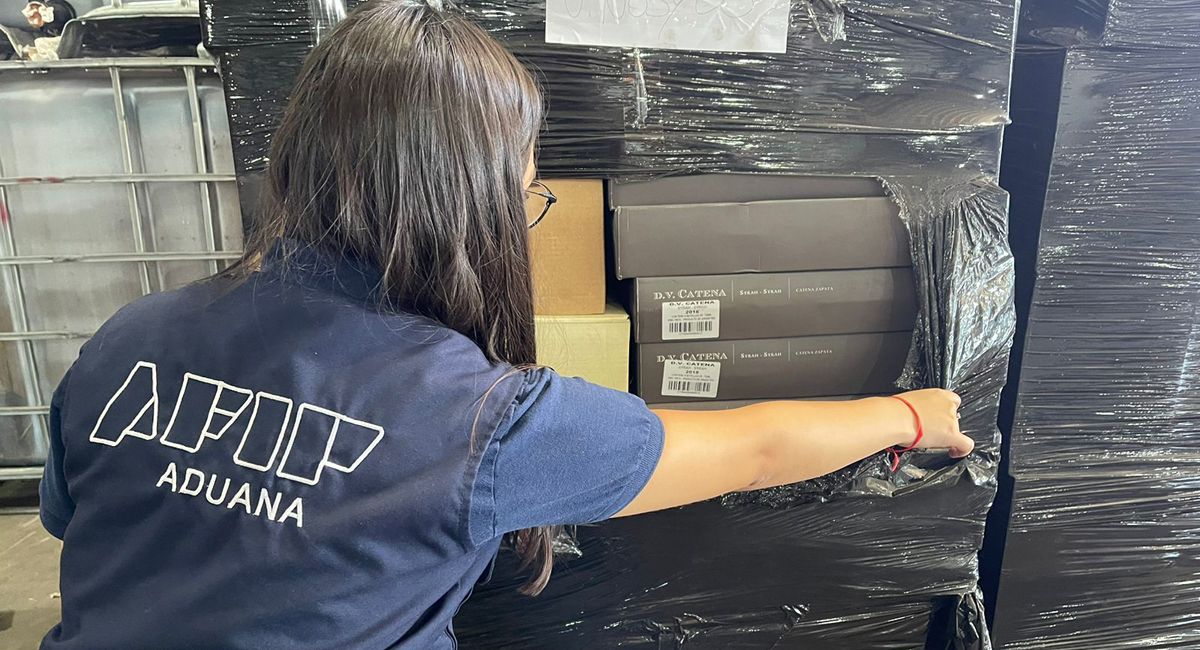 La Aduana detectó contrabando de vinos.