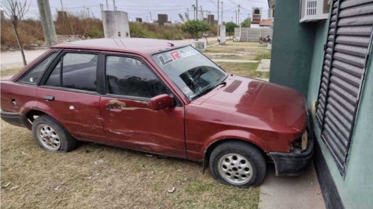 Alta tóxica: encontró el auto de su novio en la casa de la ex y se lo estrelló contra la pared