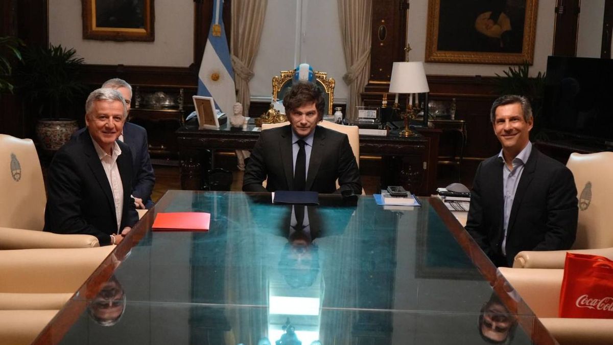 El presidente Milei, durante la reunión con John Murphy, presidente de Coca-Cola Company, y otros directivos, en la que se confirmó la inversión a 4 años.