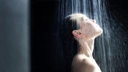 Tomar una ducha con agua fría tiene una gran cantidad de beneficios
