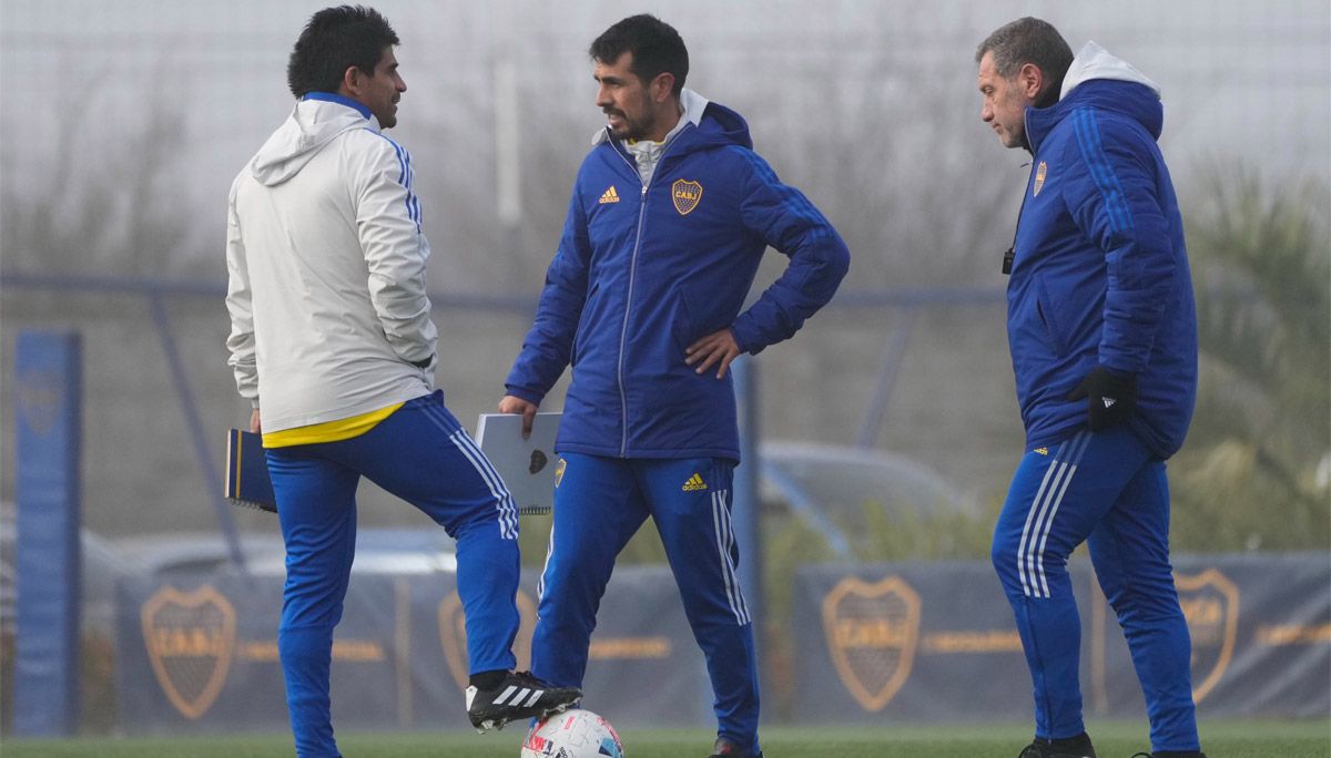 Hugo Ibarra y el resto del cuerpo técnico de Boca, al frente de la práctica del primer equipo.