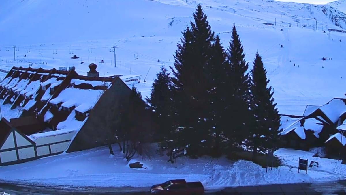 El complejo de esquí de Las Leñas ya tiene nieve en su base. La imagen es de este viernes 20 de junio. El complejo de esquí de Las Leñas ya tiene nieve en su base. La imagen es de este viernes 20 de junio.