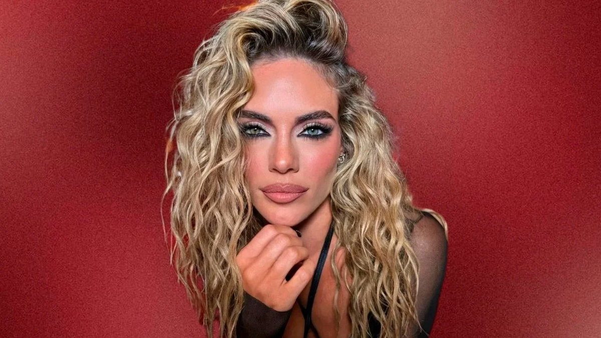 Emilia Attias confirma que es la reina del hilo dental ultra XS en modo látex ceñido