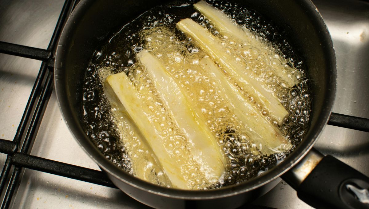 Hay que tener mucho cuidado cuando cocinamos con aceite, ya que sus salpicaduras pueden quemar nuestra piel. Hay que tener mucho cuidado cuando cocinamos con aceite, ya que sus salpicaduras pueden quemar nuestra piel. 