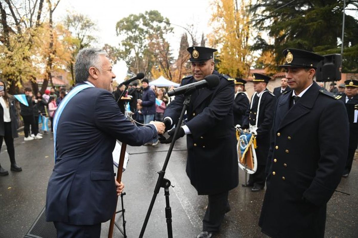 Alfredo Cornejo recibiendo a las autoridades policiales durante la tradicional ceremonia Alfredo Cornejo recibiendo a las autoridades policiales durante la tradicional ceremonia