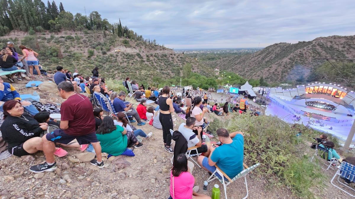 Quienes eligen ver la fiesta desde las laderas donde se ubica el teatro griego, este año festejarán también el 10° aniversario de la Vendimia de los Cerros. Quienes eligen ver la fiesta desde las laderas donde se ubica el teatro griego, este año festejarán también el 10° aniversario de la Vendimia de los Cerros.