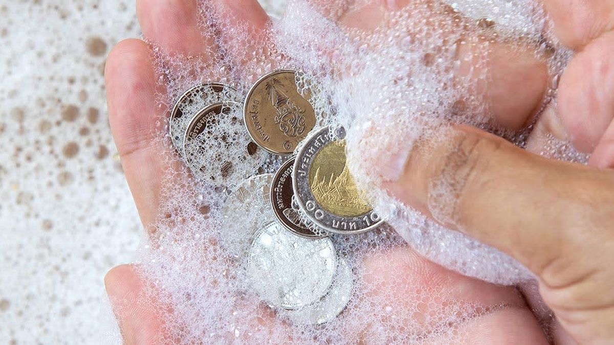 Muchas personas poseen monedas viejas que pueden llegar a valer mucho dinero pero que necesitan una limpieza que las haga revalorizar sin dañarlas.
