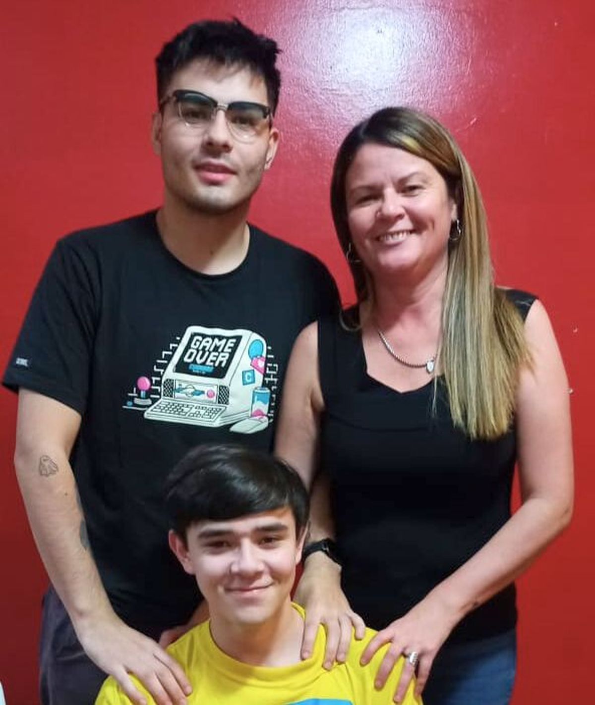 Benja, abajo, junto a su hermano mayor y su mamá, María Laura. Benja, abajo, junto a su hermano mayor y su mamá, María Laura.