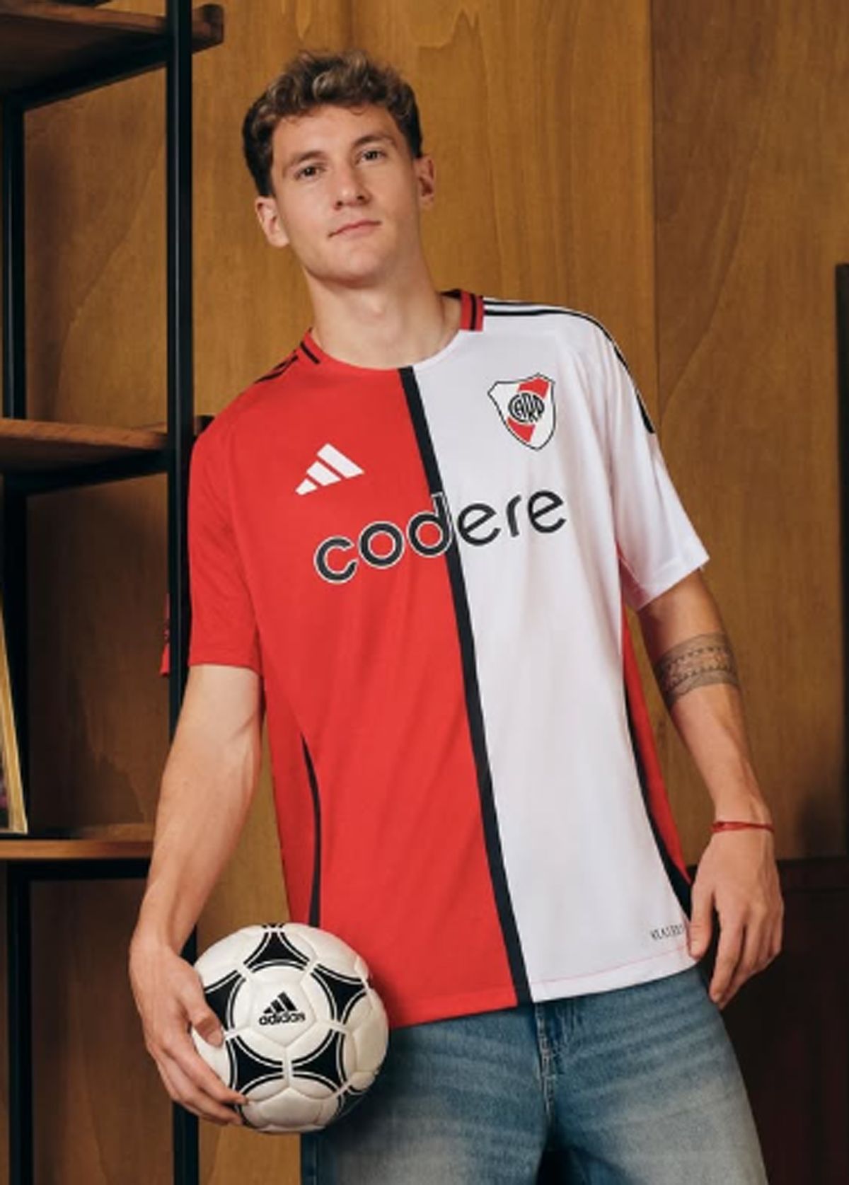 Como de costumbre la nueva camiseta de River tuvo elogios y críticas. Como de costumbre la nueva camiseta de River tuvo elogios y críticas.