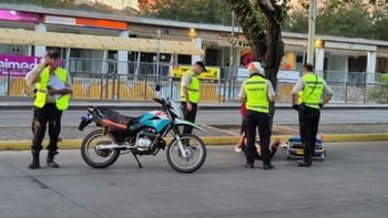 Un joven huyó tras un accidente en moto y abandonó a su acompañante herido