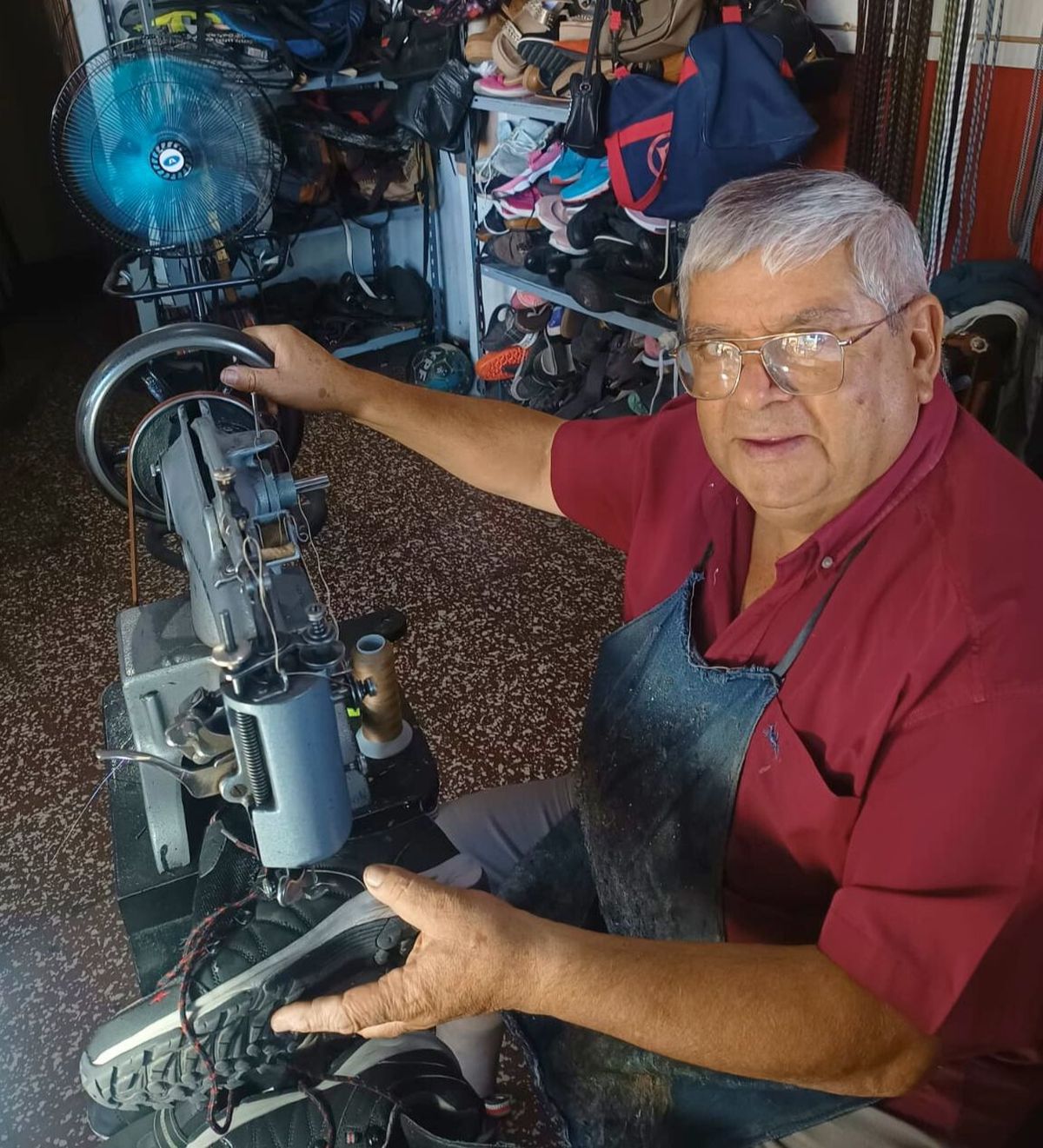 En Godoy Cruz, Pepe es conocido. Su local está en una esquina donde todos pasan, lo saludan y le dejan calzados. En Godoy Cruz, Pepe es conocido. Su local está en una esquina donde todos pasan, lo saludan y le dejan calzados.