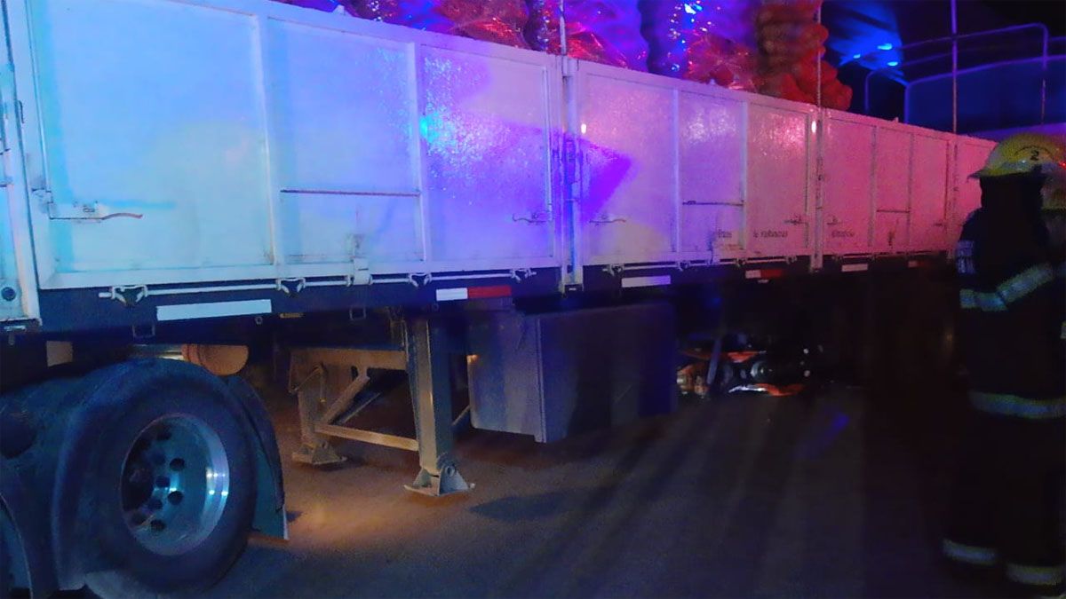 La moto del joven 20 años terminó debajo del camión.