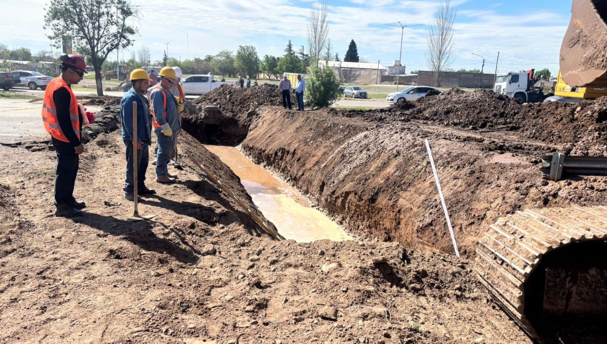 Se realizan intensas tareas para reparar el socavón en Acceso Sur.