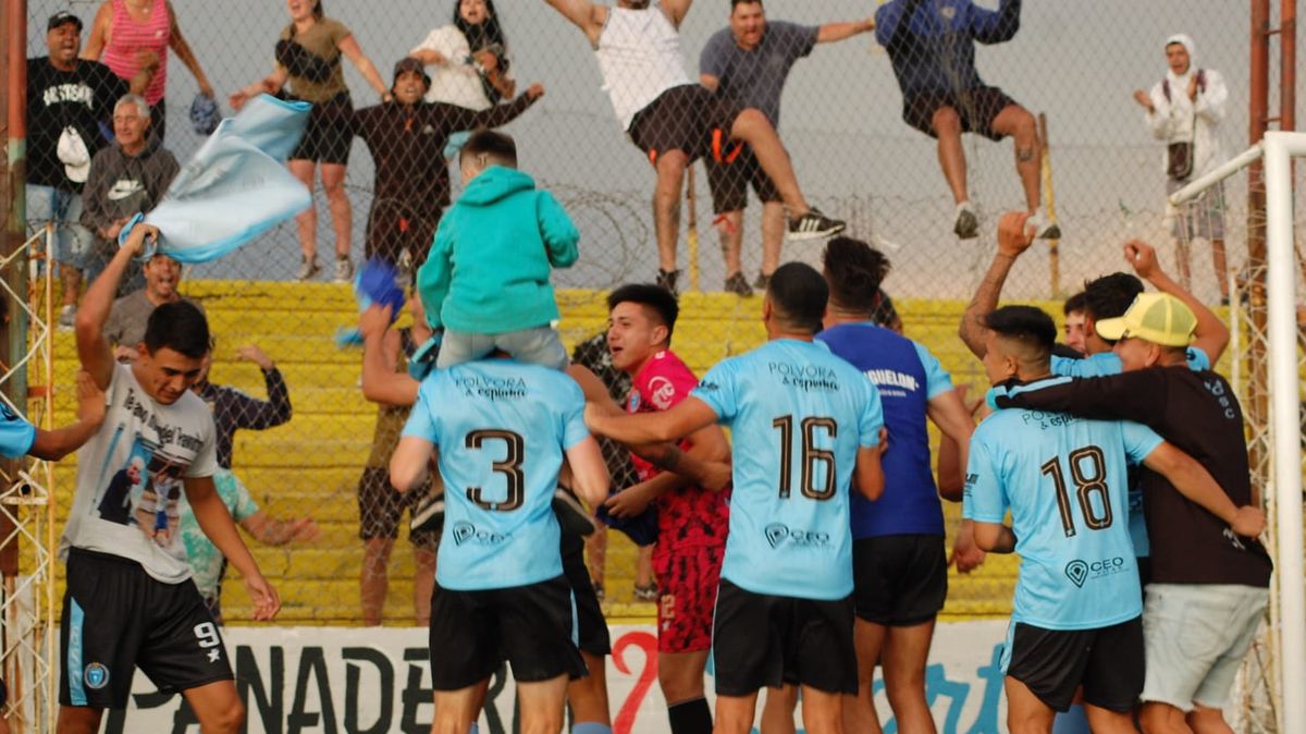 Los jugadores festejaron la clasificación a las semifinales ante Huracán en San Rafael.