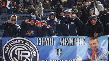 Los hinchas de Independiente Rivadavia, a pesar del clima, le pusieron calor a la previa ante Unión