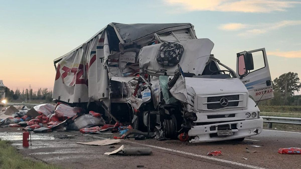 Choque entre dos camiones en la ruta 7, a la altura de Santa Rosa. Daños graves, heridos leves