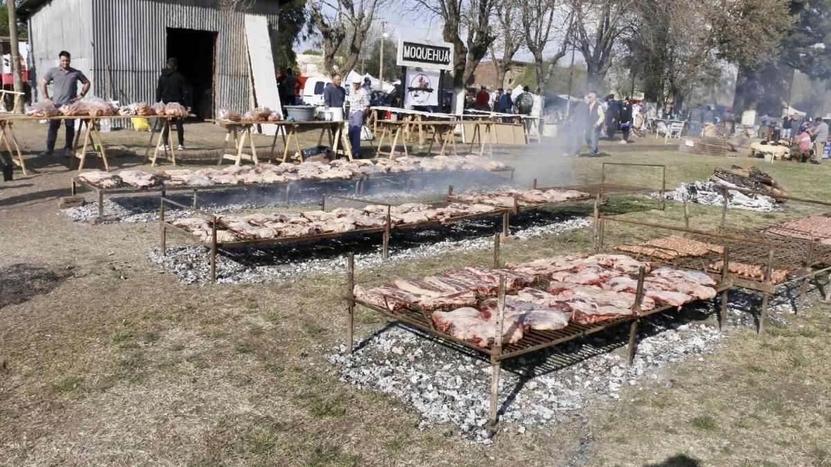 El asado es una sana costumbre para los turistas en este lugar. El asado es una sana costumbre para los turistas en este lugar.