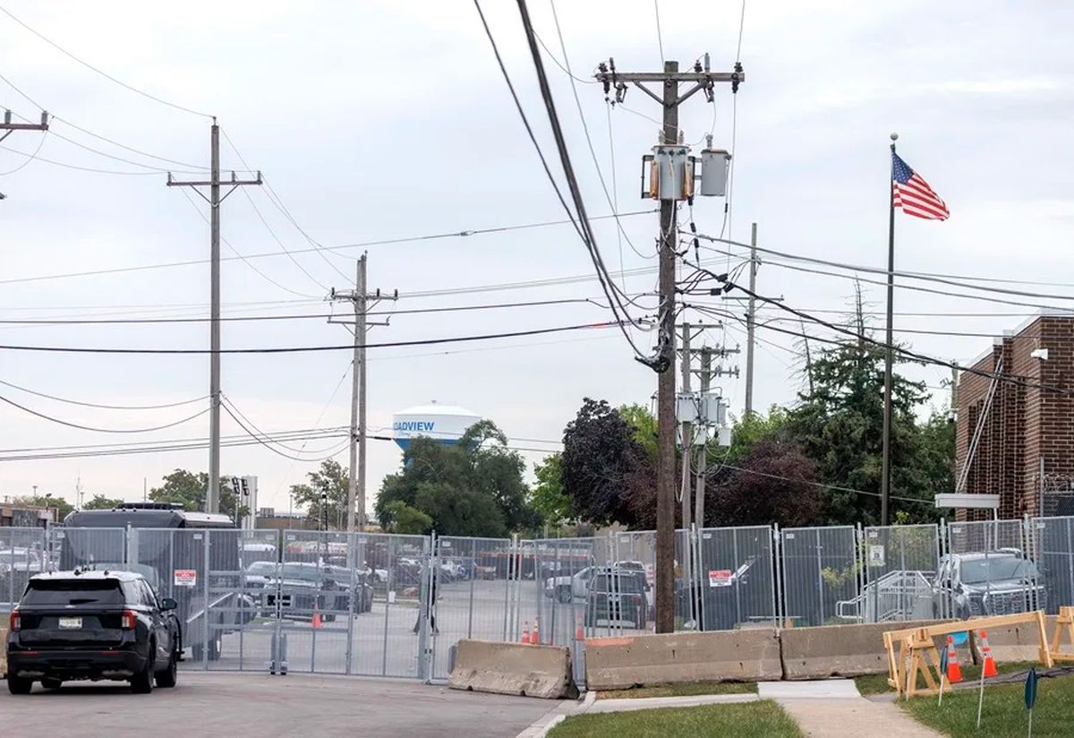 Agentes de polic&iacute;a vigilando la entrada del centro de detenci&oacute;n del ICE en Broadview, Chicago, Illinois, Estados Unidos. Cr&eacute;dito: EFE/EPA/CRISTOBAL HERRERA-ULASHKEVICH.