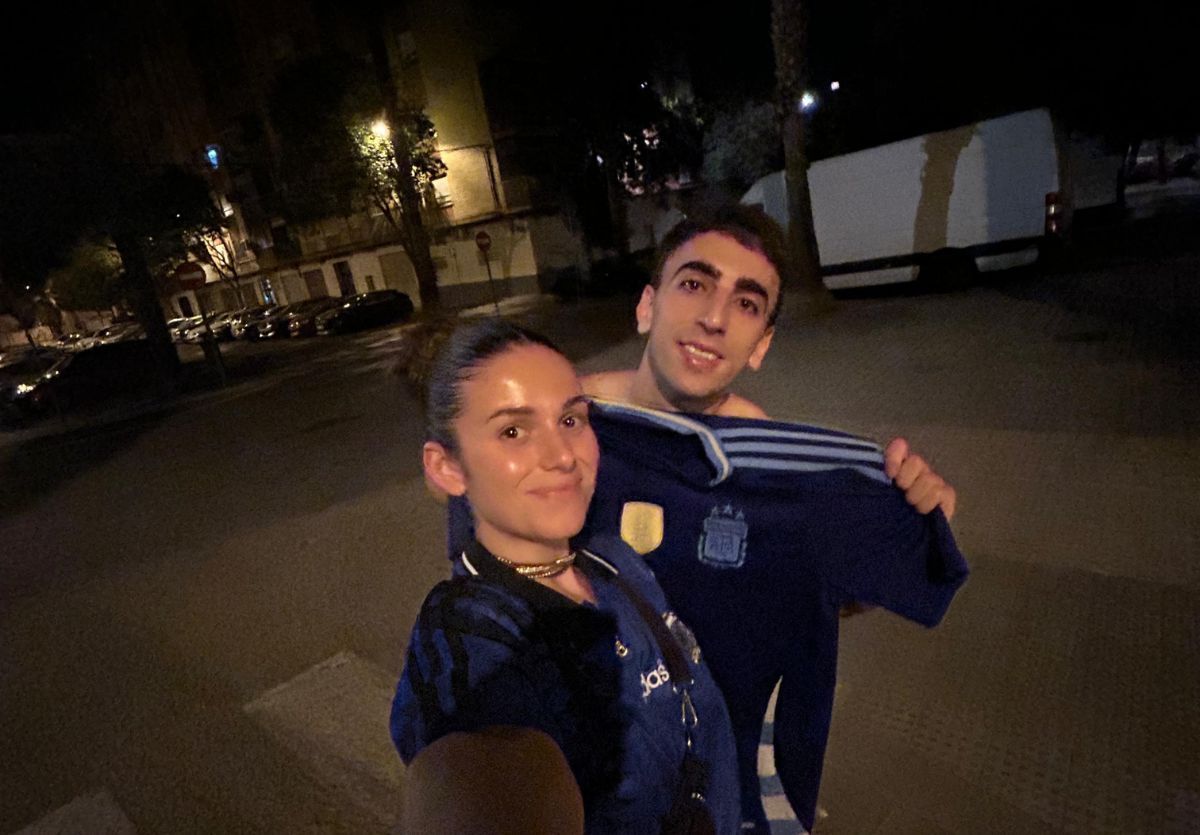 Nico vive en Valencia hace dos años y trabaja para una empresa de software. Junto a amigos argentinos se reunieron en un departamento y luego... a festejar. Nico vive en Valencia hace dos años y trabaja para una empresa de software. Junto a amigos argentinos se reunieron en un departamento y luego... a festejar.