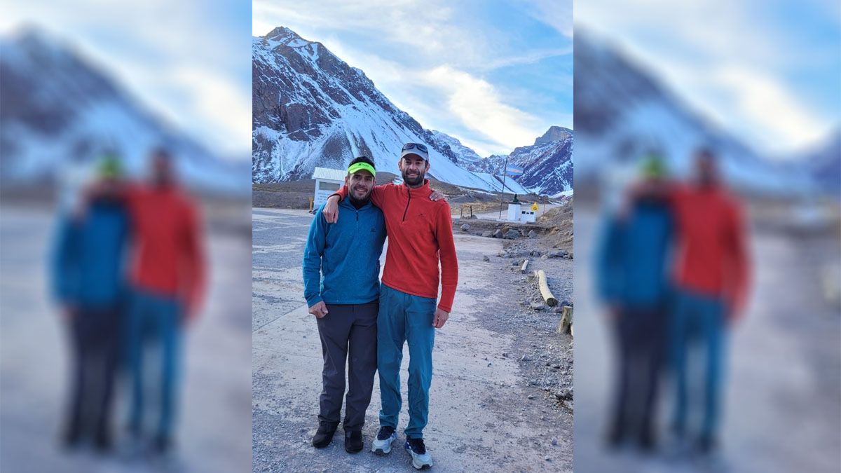 Emanuel Pérez y Claudio Fredes, los andinistas y guías de montaña mendocinos en Horcones antes de comenzar la aventura que los llevó a la cumbre del Aconcagua. Emanuel Pérez y Claudio Fredes, los andinistas y guías de montaña mendocinos en Horcones antes de comenzar la aventura que los llevó a la cumbre del Aconcagua.