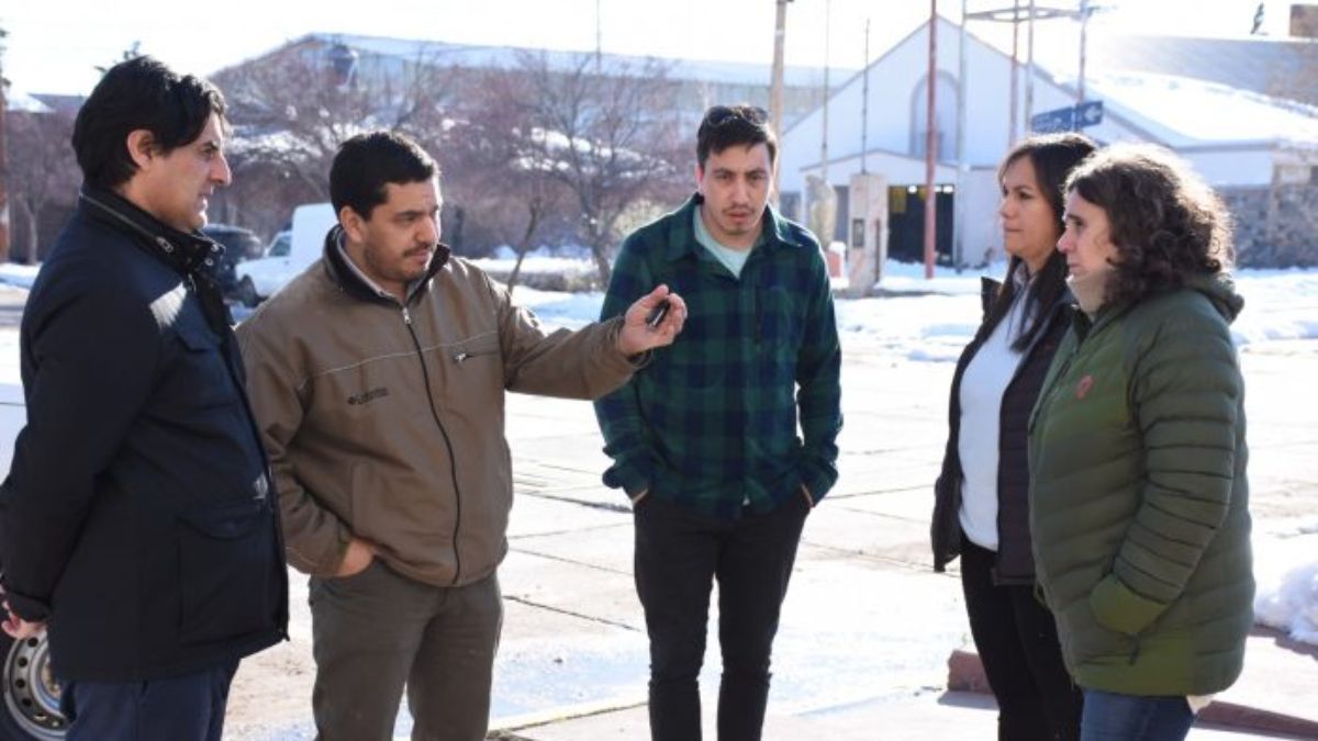 La ministra de Salud Ana Nadal, y el subsecretario de Desarrollo Social, Alejandro Verón, y el propio intendente de Malargüe, Juan Manuel Ojeda trabaron coordinadamente este fin de semana con la ayuda humanitaria y despeje de rutas. La ministra de Salud Ana Nadal, y el subsecretario de Desarrollo Social, Alejandro Verón, y el propio intendente de Malargüe, Juan Manuel Ojeda trabaron coordinadamente este fin de semana con la ayuda humanitaria y despeje de rutas.