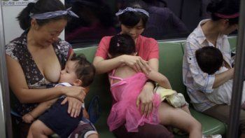 La foto de una mujer amamantando a su bebé en público desató un debate en China