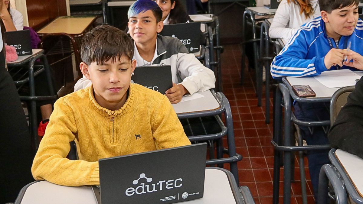 Estudiantes secundarios podrán acceder a la capacitación en Inteligencia Artificial en forma gratuita y con esto, acreditar materias.